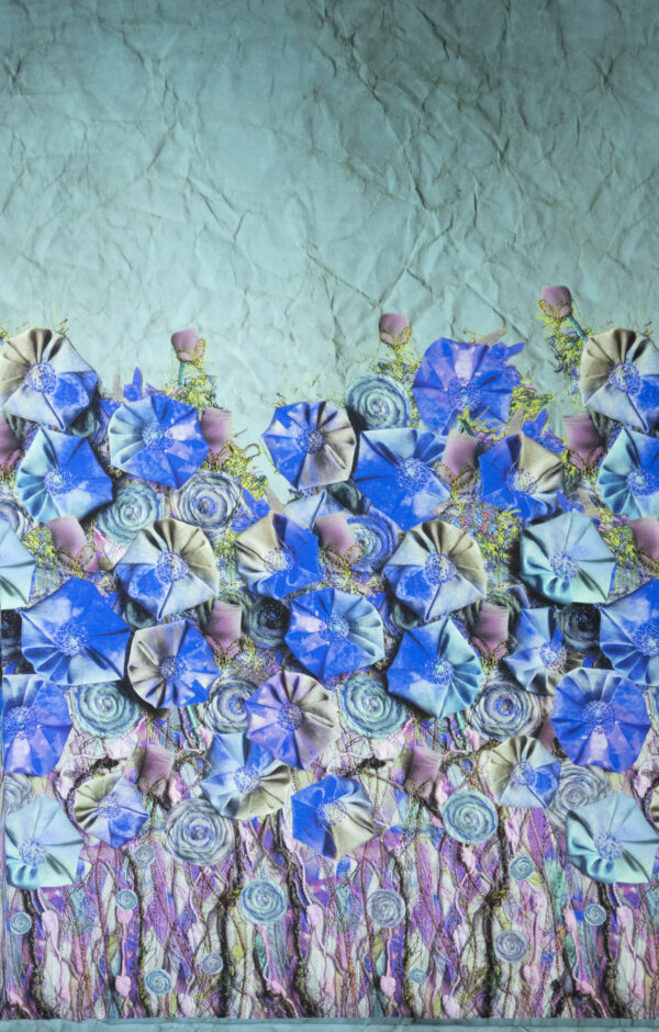 edler Crêpe, florale Motive, blautöne